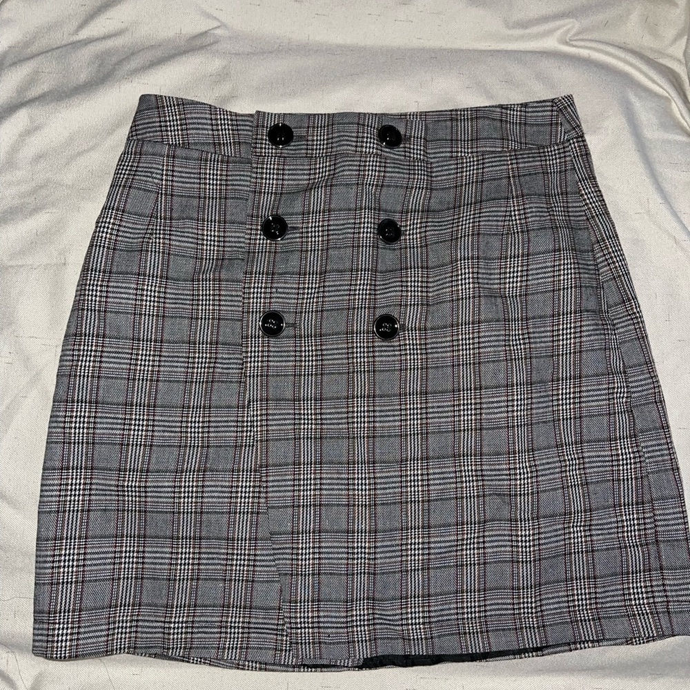 Plaid skirt with black buttons